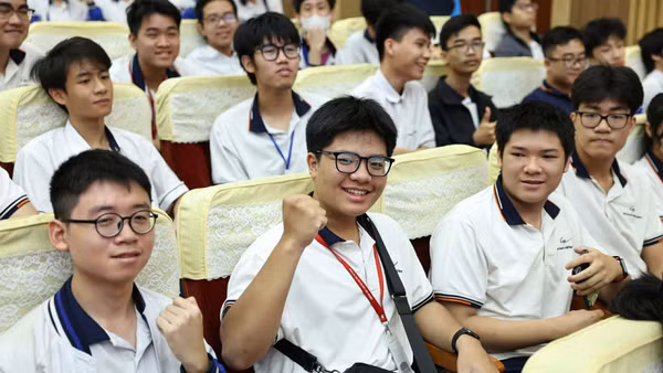 Các thí sinh tham dự khai mạc kỳ thi chọn học sinh giỏi Trung học phổ thông cấp Trường đại học Sư phạm Hà Nội. (Ảnh: THANH TÙNG)