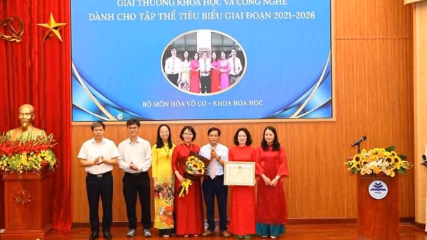 Nhiều tập thể được vinh danh, trao thưởng.