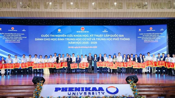 Trao cờ lưu niệm cho các đơn vị dự thi. Ảnh: Nguyễn Mạnh 