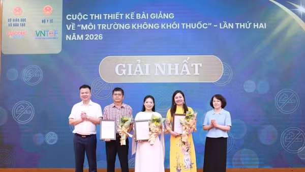 Ban tổ chức trao giải Nhất cho các tác giả, nhóm tác giả có bài giảng xuất sắc tại Cuộc thi thiết kế bài giảng về “Môi trường không khói thuốc” lần thứ hai năm 2026.