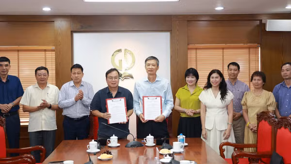 Đại diện hai đơn vị trao thỏa thuận hợp tác về phối hợp rà soát, đánh giá chuyên môn và hoàn thiện sách điện tử, sách số, học liệu số.