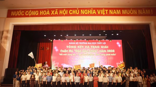 Lãnh đạo Trường đại học Thủy lợi chụp ảnh lưu niệm cùng các đội thi đạt giải tại Chung kết Cuộc thi “Dân vận khéo” năm 2026.