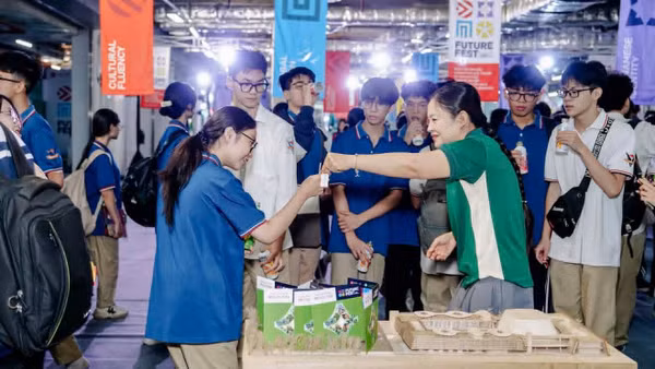 Học sinh, sinh viên được trải nghiệm tại ngày hội. 