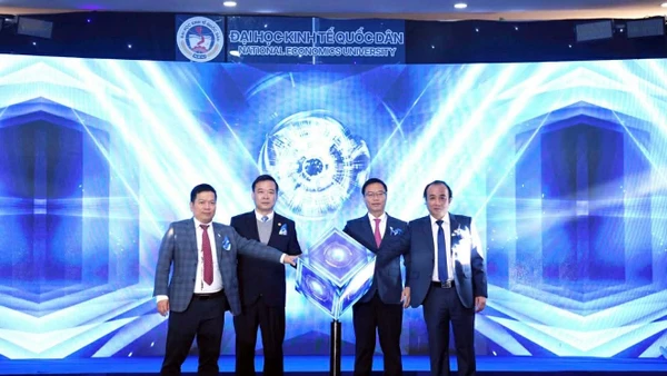 Lãnh đạo Đại học Kinh tế quốc dân thực hiện nghi thức kích hoạt Bộ nhận diện thương hiệu. (Ảnh: TUẤN ANH)