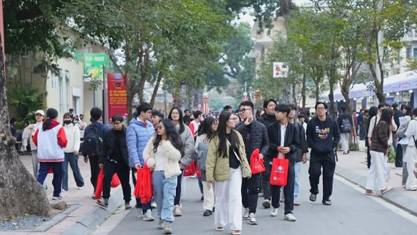 Chương trình nhận được sự quan tâm của đông đảo sinh viên và học sinh.