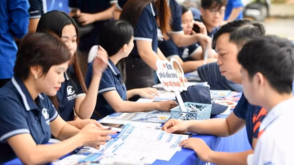 Học sinh và phụ huynh nghe tư vấn tại Ngày hội tuyển sinh khối các ngành khoa học và công nghệ lần thứ 2 năm 2026.