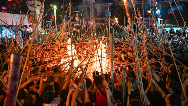 Người dân nơi đây quan niệm, lấy được lửa thiêng ở làng về tức là lấy được lộc mà Thành Hoàng ban cho.