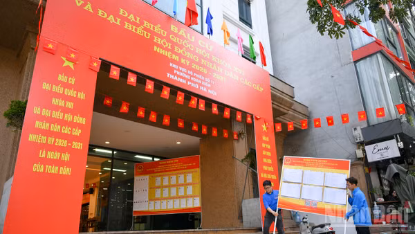 Các tổ bầu cử trên địa bàn phường Hoàn Kiếm hoàn tất việc trang trí khu vực bỏ phiếu, bảo đảm trang nghiêm, đúng quy định. (Ảnh ĐẠI LONG)