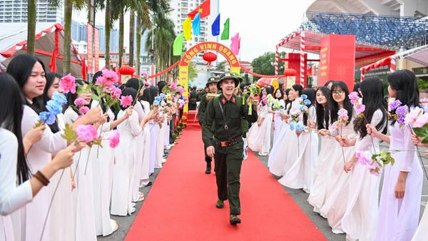 Tân binh phấn khởi đi qua cổng vinh quang, thực hiện nghĩa vụ với Tổ quốc.