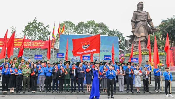 Đồng chí Đào Đức Việt, Phó Bí thư Thành đoàn, Chủ tịch Hội đồng Đội Thành phố trao cờ phát động Tháng Thanh niên năm 2026 cho đồng chí Bí thư Đoàn Thanh niên phường Đống Đa.