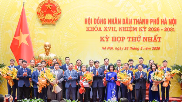 Bí thư Thành ủy Hà Nội Nguyễn Duy Ngọc chúc mừng lãnh đạo Hội đồng nhân dân và Ủy ban nhân dân thành phố nhiệm kỳ 2026-2031. 