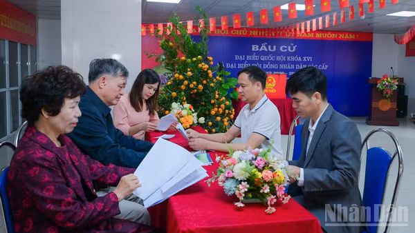 Tại tổ bầu cử số 2, khu vực 13 xã Thuận An (Thành phố Hà Nội) mọi công tác chuẩn bị cho "Ngày hội non sông" đã sẵn sàng.