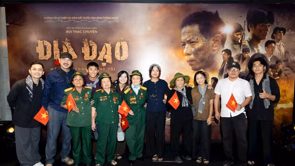 Đạo diễn Bùi Thạc Chuyên (thứ hai, từ bên trái) giao lưu với các cựu chiến binh và khán giả trong chương trình giới thiệu phim Địa đạo: Mặt trời trong bóng tối. (Nguồn GALAXY) 