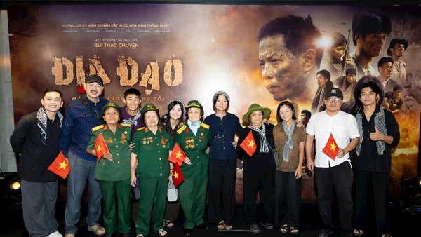 Đạo diễn Bùi Thạc Chuyên (thứ hai, từ bên trái) giao lưu với các cựu chiến binh và khán giả trong chương trình giới thiệu phim Địa đạo: Mặt trời trong bóng tối. (Nguồn GALAXY) 