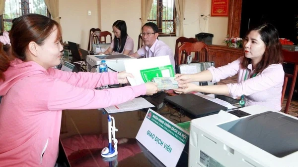 Giao dịch tại điểm giao dịch Ngân hàng chính sách xã hội Ninh Bình.