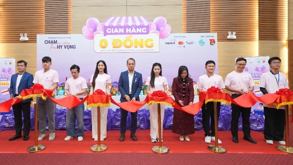 Các đại biểu cắt băng khai trương “Gian hàng 0 đồng”. 