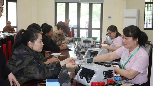 Giao dịch tại điểm giao dịch của Phòng Giao dịch Ngân hàng Chính sách xã hội Chợ Đồn.