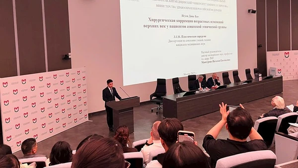 Bác sĩ Nguyễn Đình Bảo trong buổi bảo vệ luận án tiến sĩ.