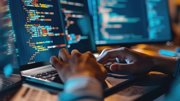 Tại Nga, cuộc chuyển đổi của các doanh nghiệp xoay quanh GenAI đang diễn ra rộng khắp. (Ảnh: Lenta.ru)