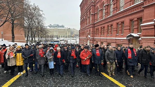 Lễ kỷ niệm 102 năm ngày mất V.I.Lenin tại Quảng trường Đỏ có sự tham gia của nhiều thế hệ người dân Nga.
