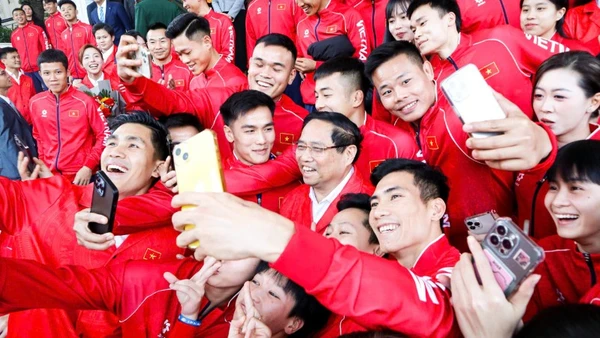 Thủ tướng Phạm Minh Chính trong trang phục thi đấu của Đoàn Thể thao Việt Nam tham dự SEA Games 33 chụp hình lưu niệm với các vận động viên.