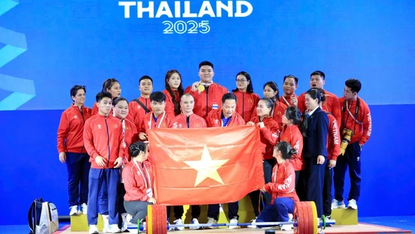 Ban Huấn luyện và các đồng đội tại đội tuyển Cử tạ Việt Nam chia vui với lực sĩ Trần Đình Thắng.