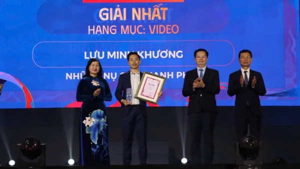 Phó Thủ tướng Chính phủ Mai Văn Chính trao Giải Nhất hạng mục video cho Lưu Minh Khương với tác phẩm “Những nụ cười hạnh phúc”.