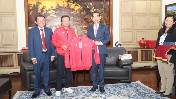 Bộ trưởng Văn hóa, Thể thao và Du lịch Việt Nam Nguyễn Văn Hùng và Ủy viên Ban Chấp hành Liên đoàn Bóng đá Việt Nam cùng lãnh đạo Công ty cổ phần Động Lực tặng quà Đại sứ Việt Nam tại Thái Lan Phạm Việt Hùng.