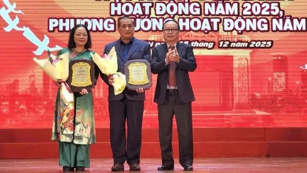 Nhà văn Nguyễn Xuân Tuấn (đứng giữa) và nhà văn Bành Thanh Bần (ngoài cùng bên trái) được trao giải thưởng Cống hiến sau nhiều đóng góp cho sự phát triển của văn học Thủ đô.