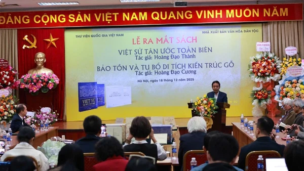 Dòng họ Hoàng Đạo đã trao tặng gần 40 đầu sách do các tác giả trong dòng họ nghiên cứu, biên soạn cho Thư viện Quốc gia Việt Nam, bổ sung nguồn tư liệu quý phục vụ công tác lưu giữ, nghiên cứu và lan tỏa tri thức.