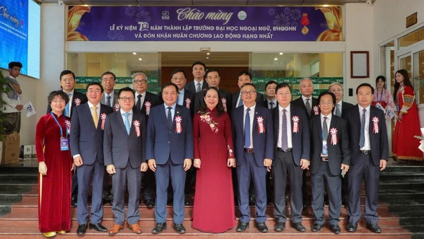 Phó Chủ tịch nước Võ Thị Ánh Xuân và Tổng Biên tập Báo Nhân Dân Lê Quốc Minh chụp hình lưu niệm với Ban lãnh đạo Trường Đại học Ngoại ngữ-Đại học Quốc gia Hà Nội và các đại biểu.