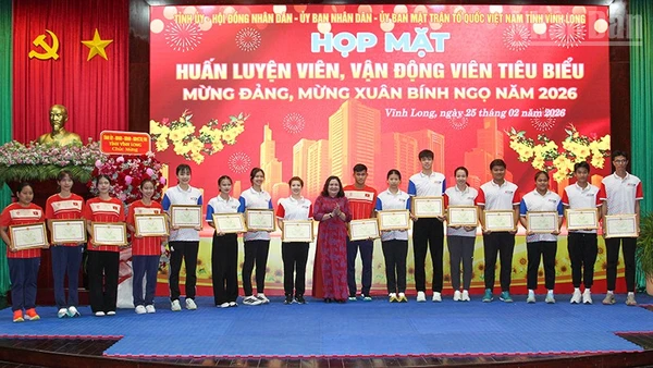 Tuyên dương vận động viên tiêu biểu. 