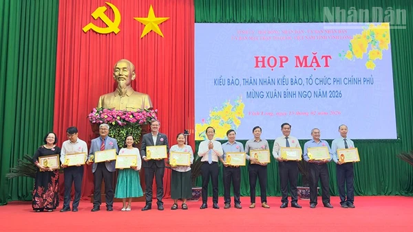 Trao Bằng khen cho các tổ chức phi chính phủ và kiều bào. 