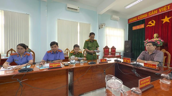 Công an Vĩnh Long thông tin tại cuộc họp báo.