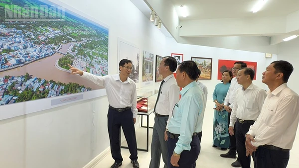 Chủ tịch Ủy ban nhân dân tỉnh Vĩnh Long Trần Trí Quang tham quan nhà trưng bày Chi bộ Đảng đầu tiên ở Vĩnh Long.