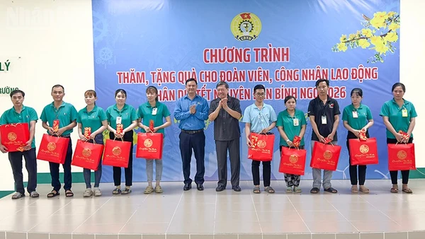 Đồng chí Trần Văn Rón trao quà Tết cho đoàn viên, người lao động. 