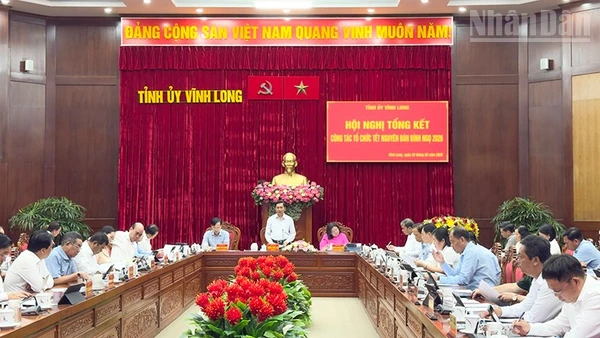 Bí thư Tỉnh ủy Vĩnh Long Trần Văn Lâu phát biểu tại hội nghị. 