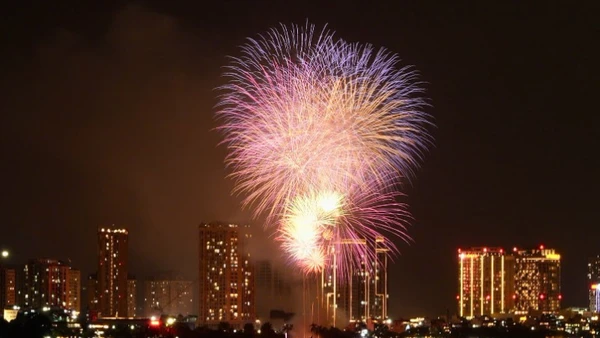 Pháo hoa thắp sáng bầu trời hồ Tây.