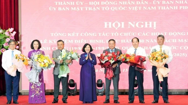 Bí thư Thành ủy Hà Nội Bùi Thị Minh Hoài tặng hoa chúc mừng các thành viên trong Ban tổ chức Lễ kỷ niệm của thành phố và các tiểu ban.