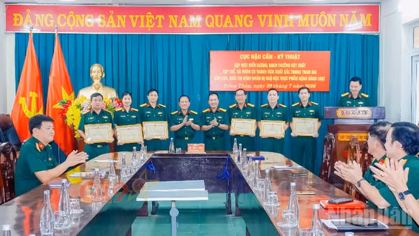 Cục Hậu cần-Kỹ thuật đã trao thưởng cho các tập thể và cá nhân thuộc Bệnh viện Quân y 120.
