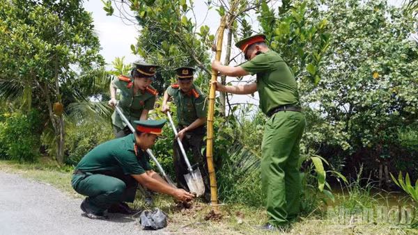 Lực lượng vũ trang trồng tre trên tuyến đường dẫn vào Đền thờ Anh hùng dân tộc Trương Định (xã Gia Thuận).