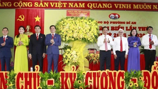 Lãnh đạo Thành ủy và lãnh đạo Đoàn Đại biểu Quốc hội Thành phố Hồ Chí Minh trao tặng hoa chúc mừng đại hội. 