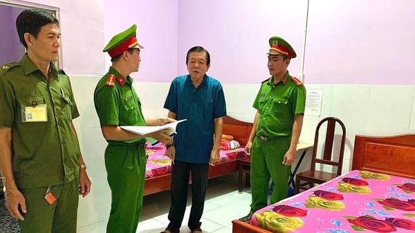 Công an tỉnh Vĩnh Long kiểm tra cơ sở kinh doanh lưu trú trên địa bàn xã Giao Long.