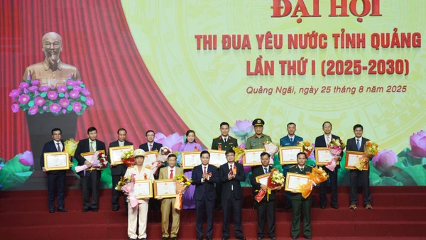 Lãnh đạo Ủy ban nhân dân tỉnh Quảng Ngãi trao Bằng khen tôn vinh các tập thể, cá nhân điển hình tiên tiến, đạt nhiều thành tích xuất sắc trong phong trào thi đua yêu nước giai đoạn 2020-2025. 