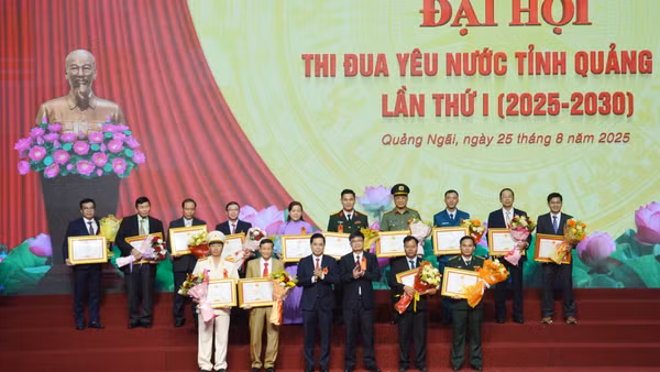 Lãnh đạo Ủy ban nhân dân tỉnh Quảng Ngãi trao Bằng khen tôn vinh các tập thể, cá nhân điển hình tiên tiến, đạt nhiều thành tích xuất sắc trong phong trào thi đua yêu nước giai đoạn 2020-2025. 