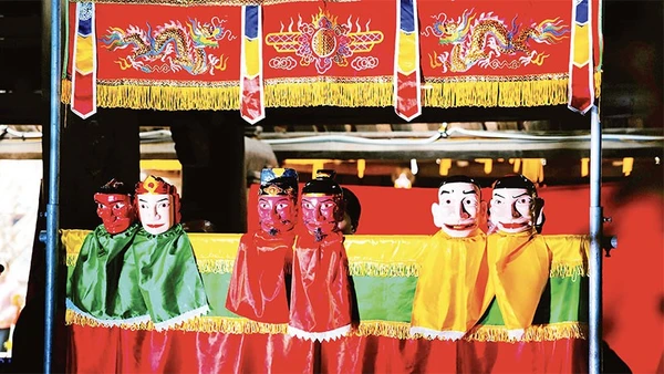 Trình diễn múa rối cạn chầu Thánh. (Ảnh NGỌC SƠN)