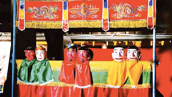 Trình diễn múa rối cạn chầu Thánh. (Ảnh NGỌC SƠN)