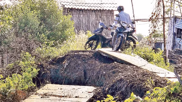 Khu vực sạt lở gần cửa biển Bồ Đề thuộc xã Tam Giang làm hư hỏng nặng lộ giao thông nông thôn, đi lại của người dân gặp nhiều khó khăn.