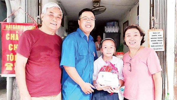 Ngô Trọng Đức trao tặng quà cho em nhỏ có hoàn cảnh khó khăn.