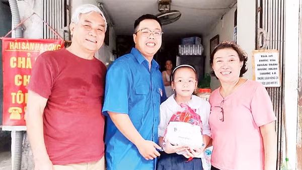 Ngô Trọng Đức trao tặng quà cho em nhỏ có hoàn cảnh khó khăn.